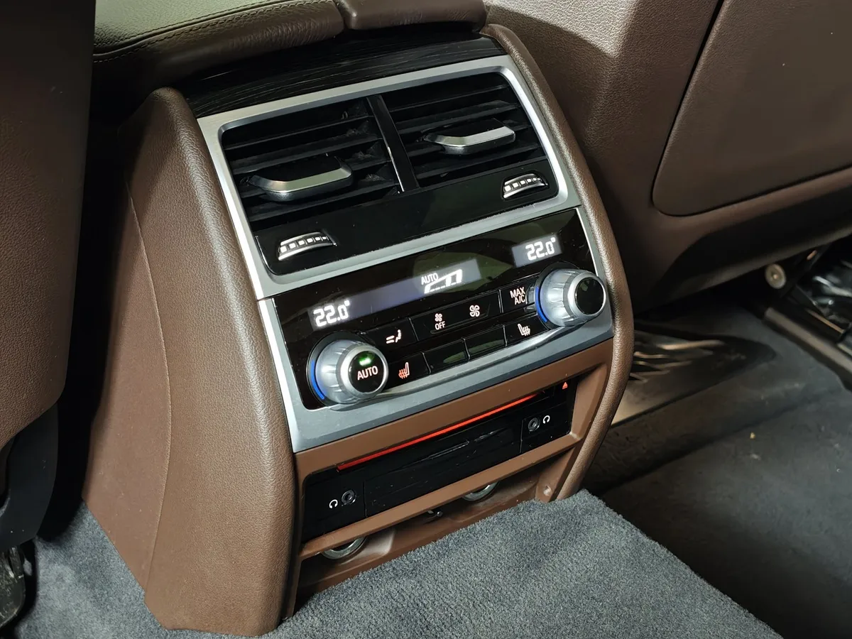 BMW 7 серия 730Ld xDrive AT (249 л.с.) Exclusive Черный в АВИЛОН. Слайд №26