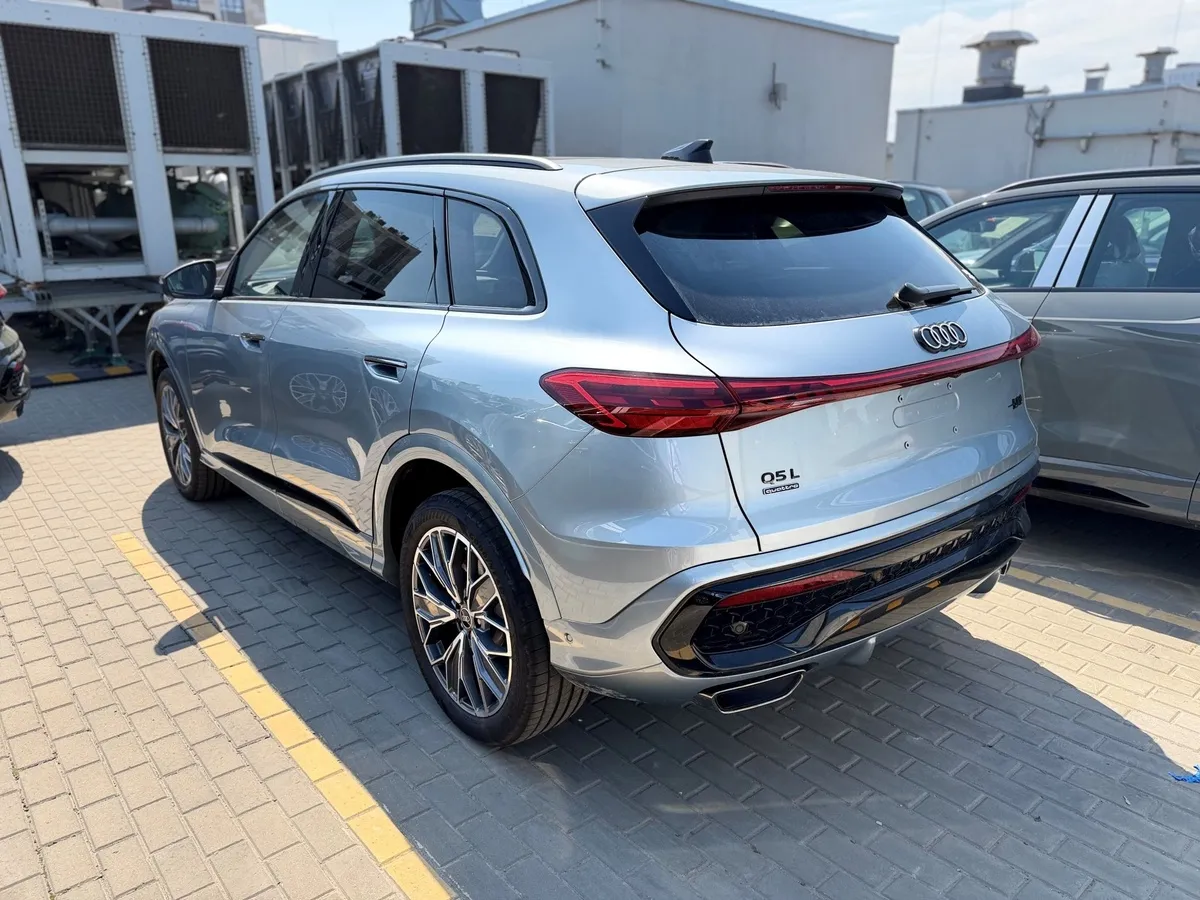 Audi Q5 L 2.0 40 TFSI S tronic quattro (204 л.с.) Серебристый в АВИЛОН. Слайд №3