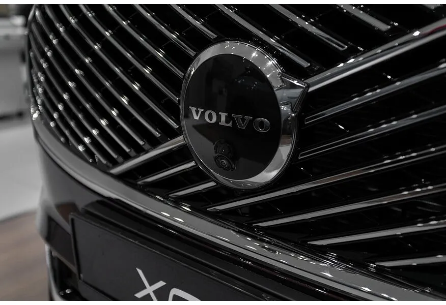 Volvo XC90 2.0 B5 mild hybrid AT AWD (7 мест) (250 л.с.) Ultra Bright Красный в АВИЛОН. Слайд №8