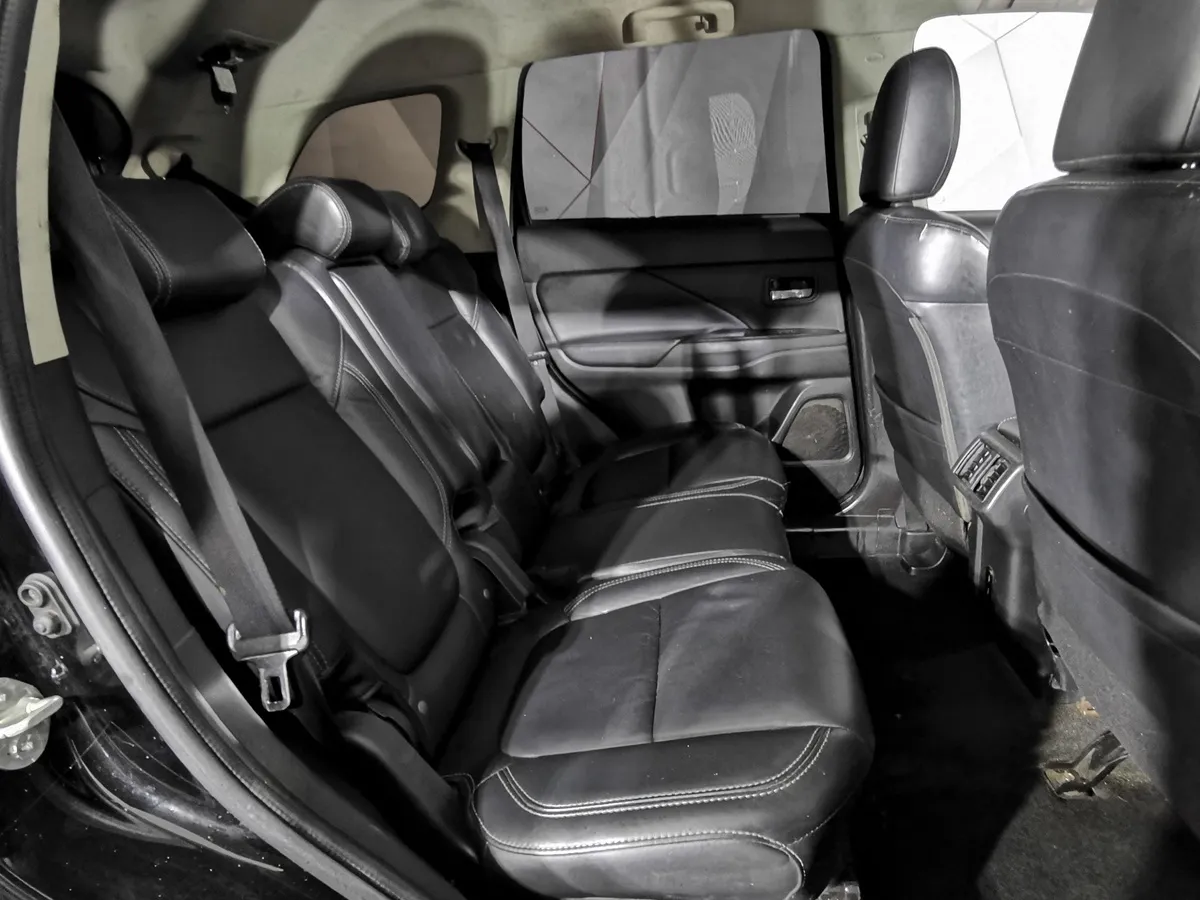 Mitsubishi Outlander 2.4 MIVEC CVT 4WD (167 л.с.) Ultimate Черный в АВИЛОН. Слайд №15