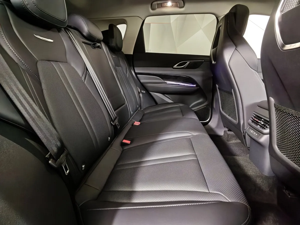 Hongqi HS3 2.0T 8AT 4WD (245 л.с.) Делюкс Комбинированный в АВИЛОН. Слайд №16