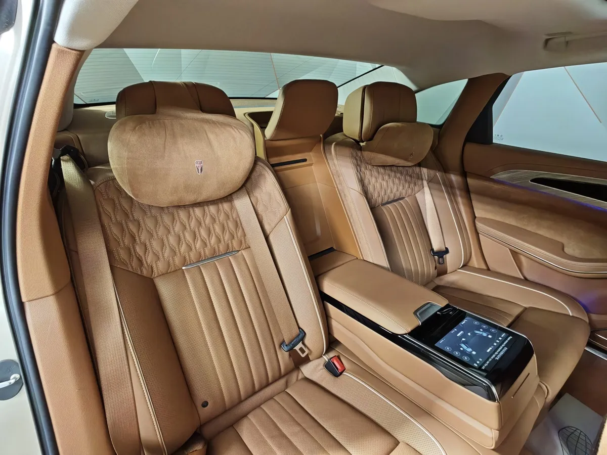 Hongqi H9 2.0T AT (245 л.с.) Делюкс двухцветный Коричневый в АВИЛОН. Слайд №15