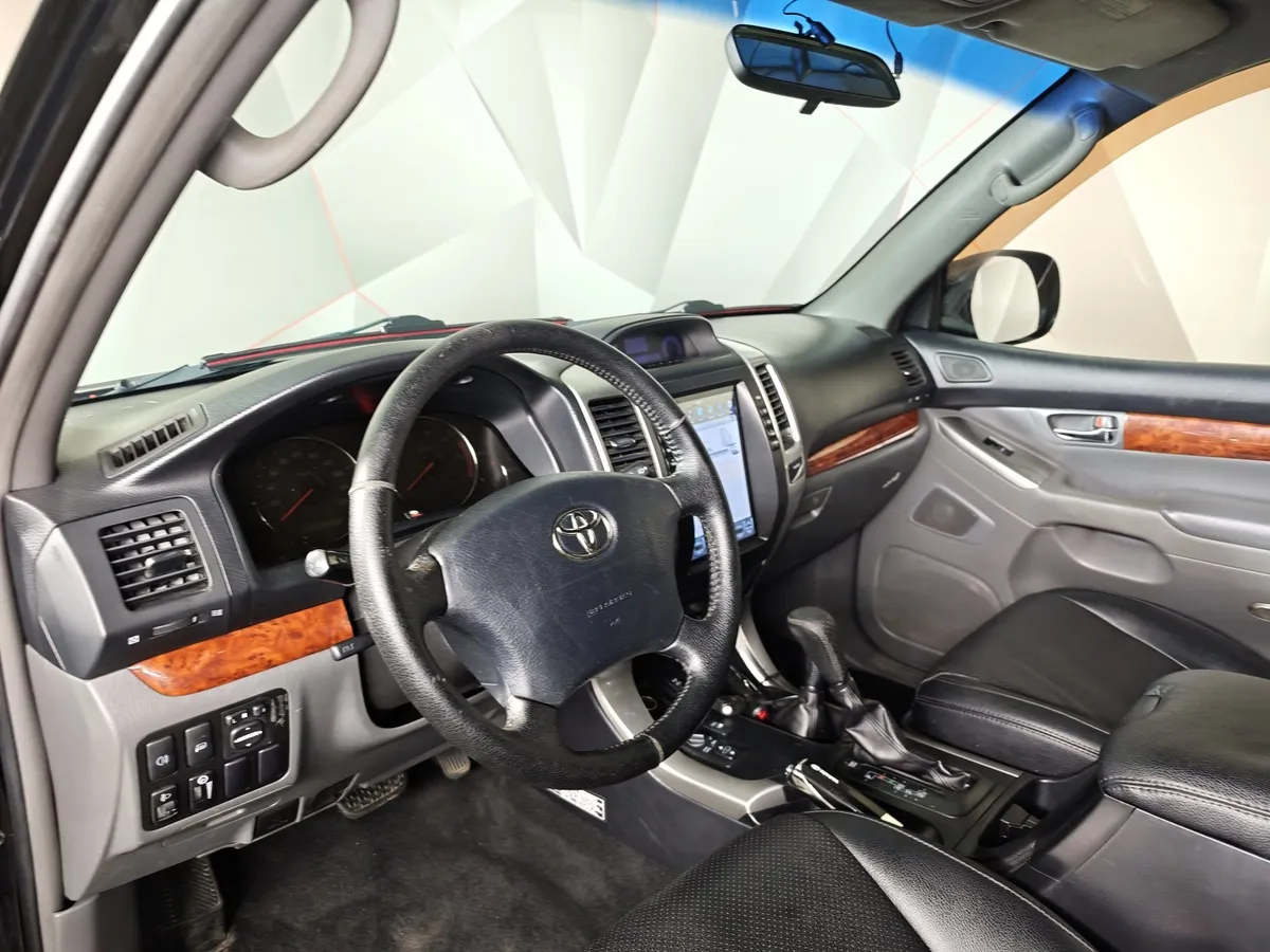 Toyota Land Cruiser Prado 4.0 AT (249 л.с.) Черный в АВИЛОН. Слайд №17