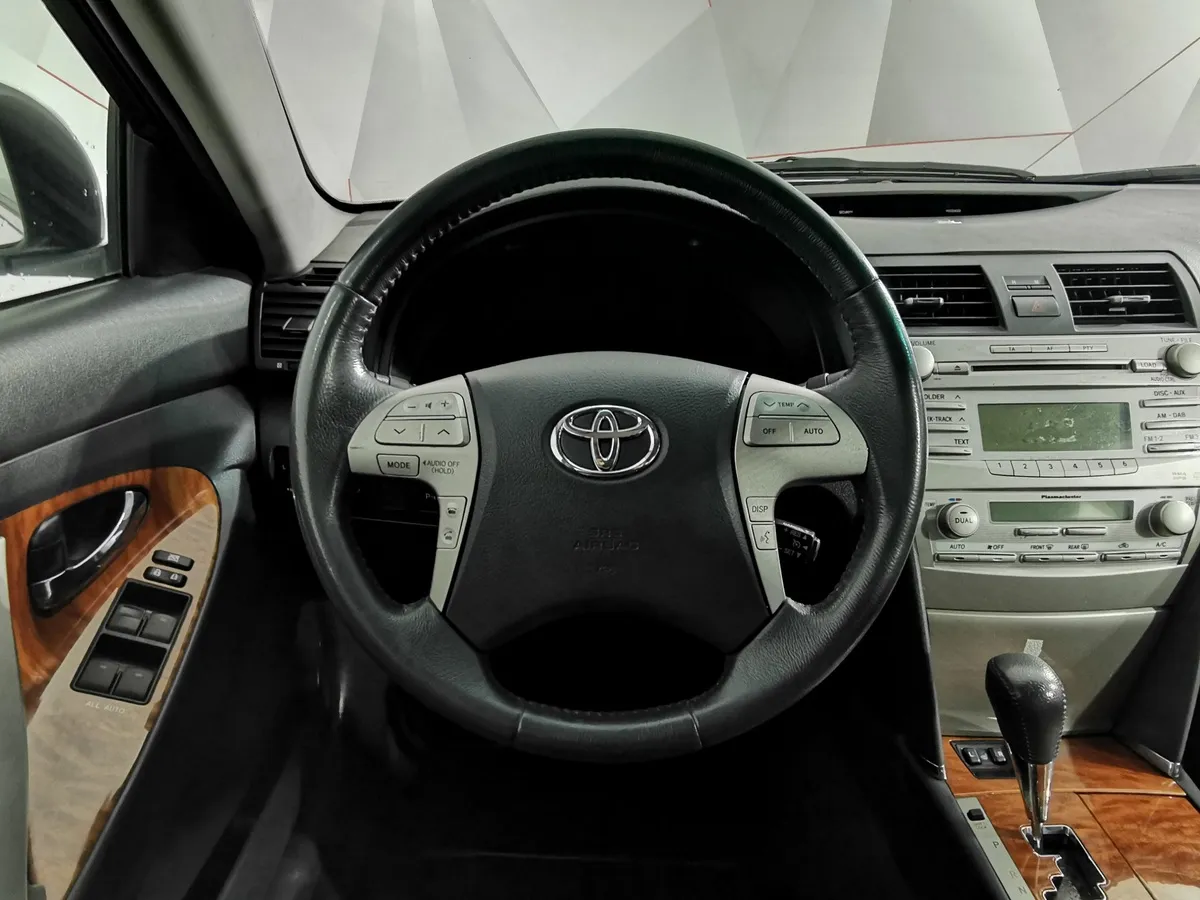 Toyota Camry 2.4 VVT-i AT (167 л.с.) Белый в АВИЛОН. Слайд №19