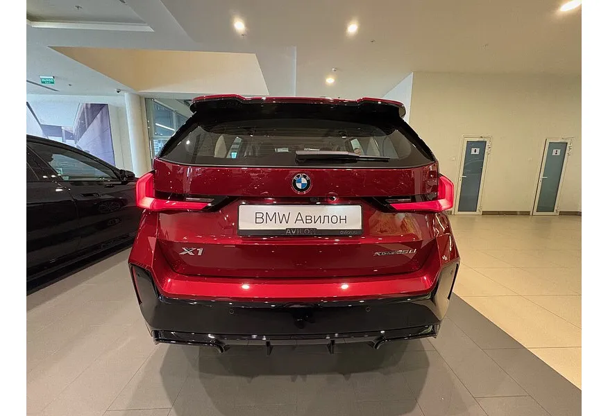 BMW X1 xDrive25 Li (204 л.с.) Красный в АВИЛОН. Слайд №4