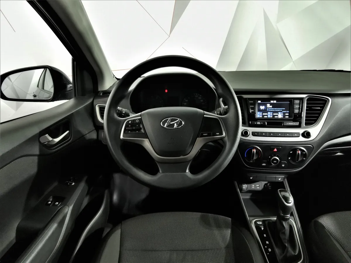 Hyundai Solaris 1.6 AT (123 л.с.) Comfort + Advanced + Winter Черный в АВИЛОН. Слайд №19
