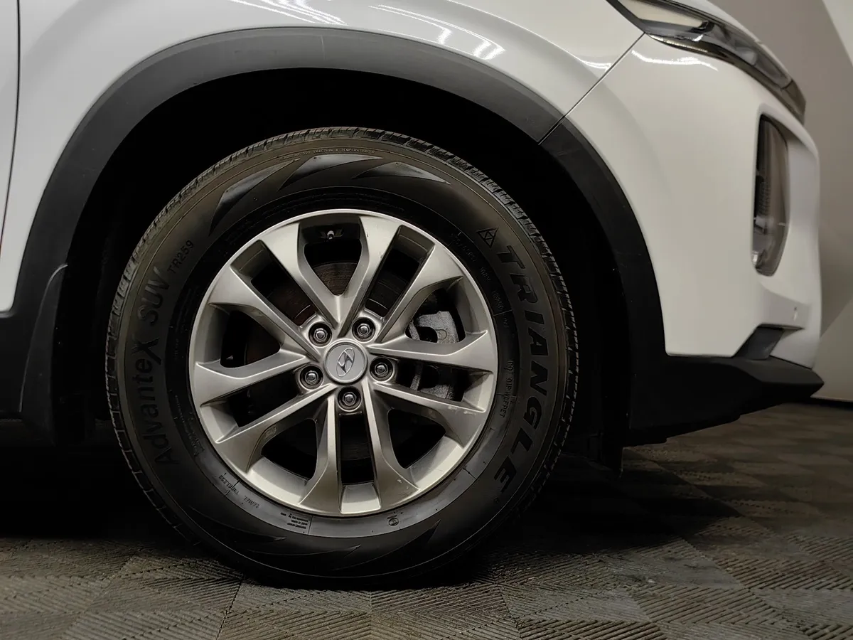 Hyundai Santa Fe 2.4 (188 л.с.) - 6AT Lifestyle + Smart Sense Белый в АВИЛОН. Слайд №9