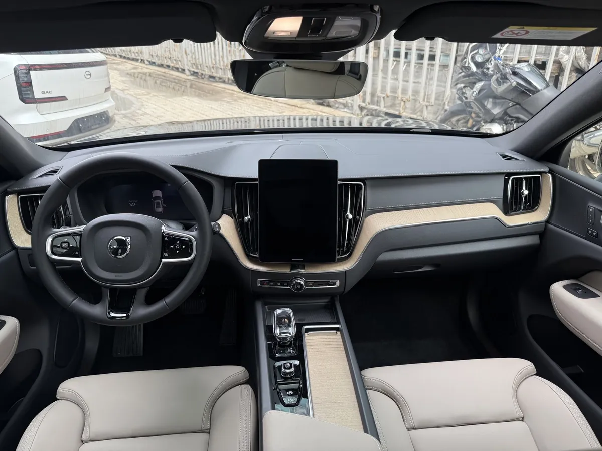 Volvo XC60 2.0 AT AWD (264 л.с.) Luxury Edition Черный в АВИЛОН. Слайд №10