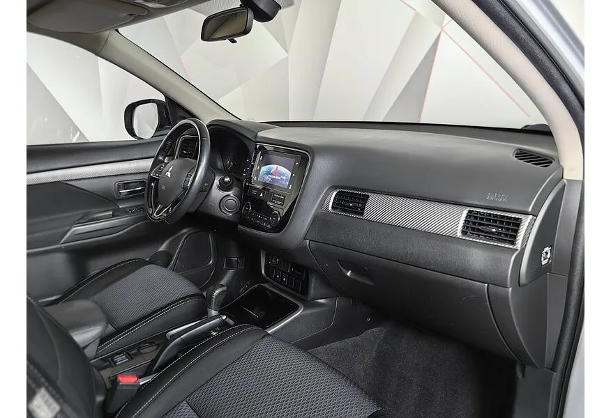 Mitsubishi Outlander 2.0 MIVEC CVT 2WD (146 л.с.) Intense Plus Серебристый в АВИЛОН. Слайд №13