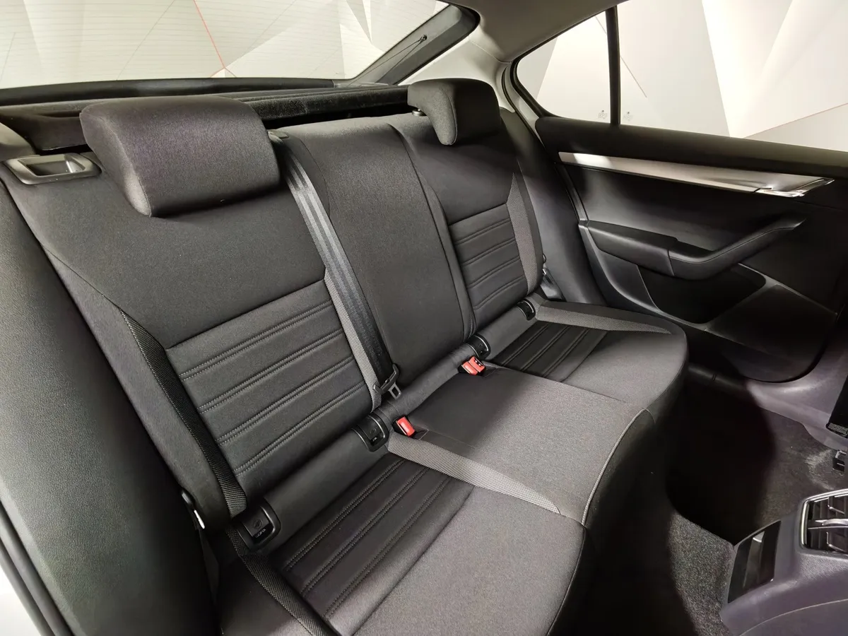 Skoda Octavia 1.6 MPI MT (110 л.с.) Белый в АВИЛОН. Слайд №17