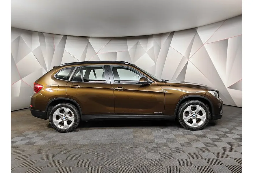 BMW X1 xDrive20i AT (184 л.с.) Базовая. Локальная сборка Коричневый в АВИЛОН. Слайд №3