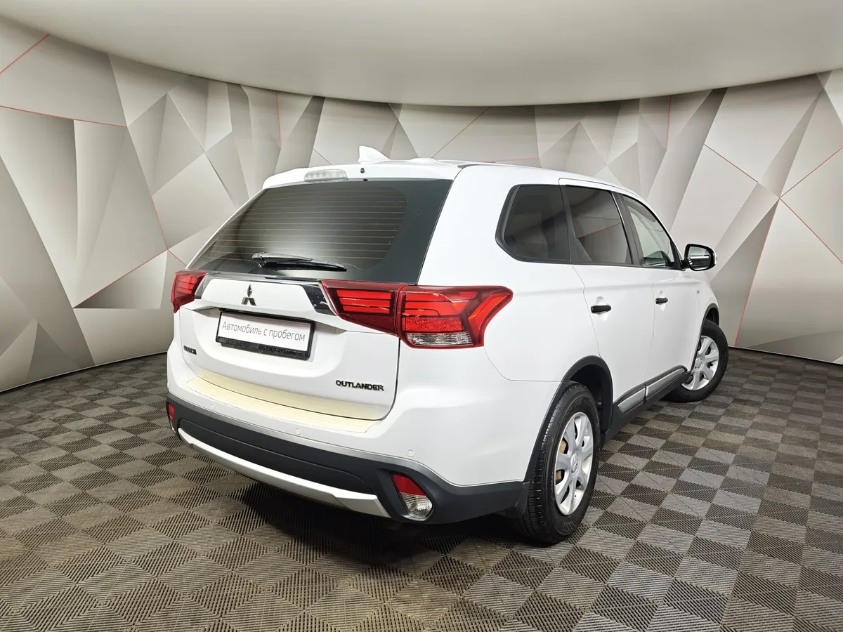 Mitsubishi Outlander 2.0 CVT (146 л.с.) Invite Белый в АВИЛОН. Слайд №2