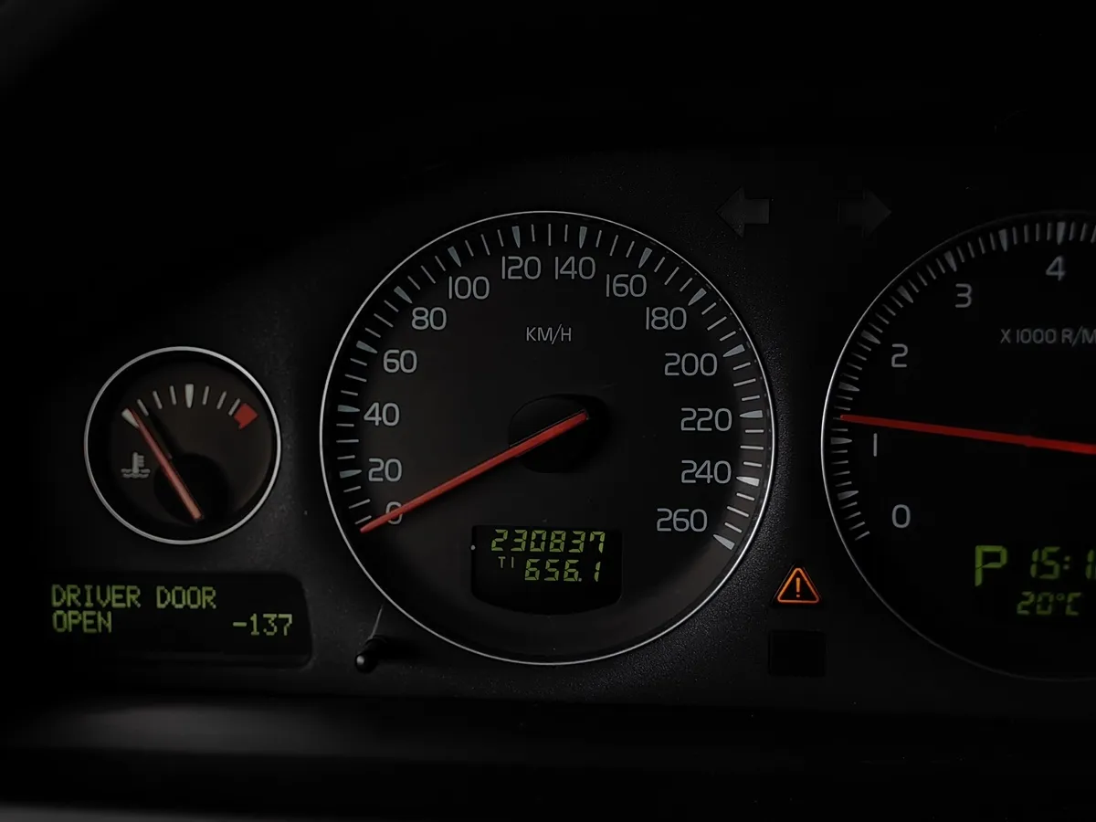 Volvo XC90 2.5 T5 Geartronic AWD (5 мест) (210 л.с.) Черный в АВИЛОН. Слайд №15
