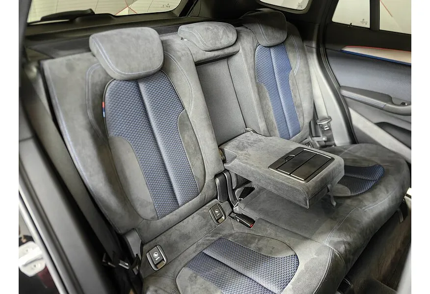 BMW X1 20i xDrive (192 л.с.) M Sport Черный в АВИЛОН. Слайд №14