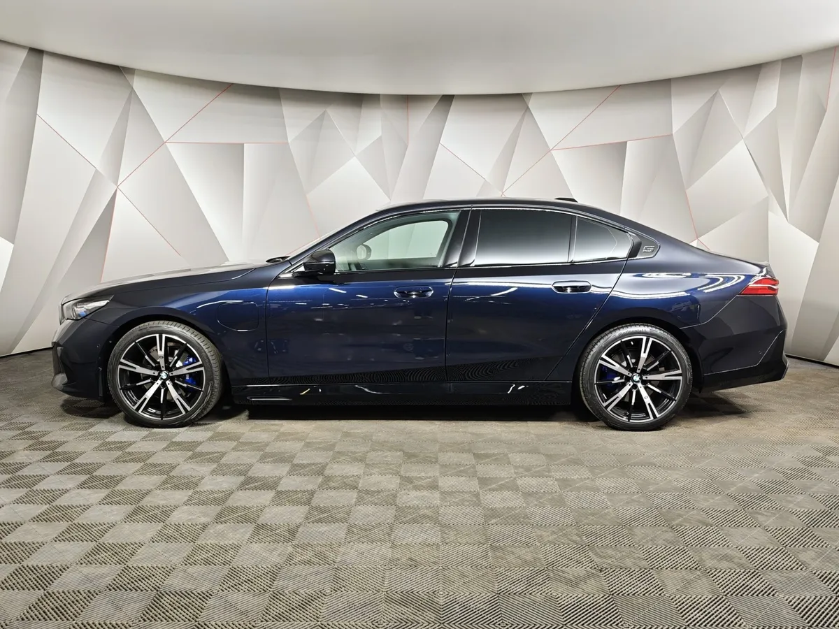 BMW 5 серия 530e AT RWD (299 л.с.) Черный в АВИЛОН. Слайд №5