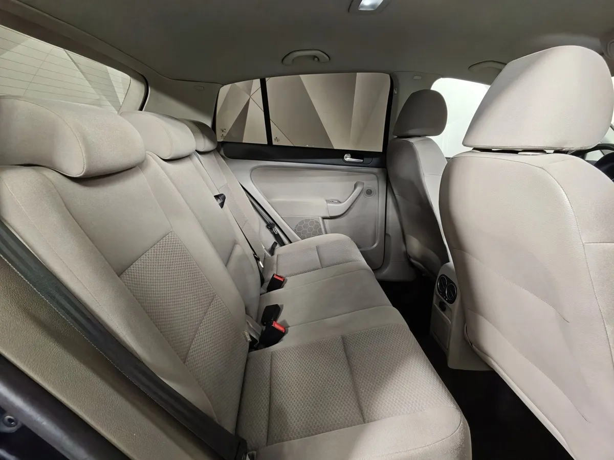 Volkswagen Golf 1.6 MT (102 л.с.) Trendline Черный в АВИЛОН. Слайд №15