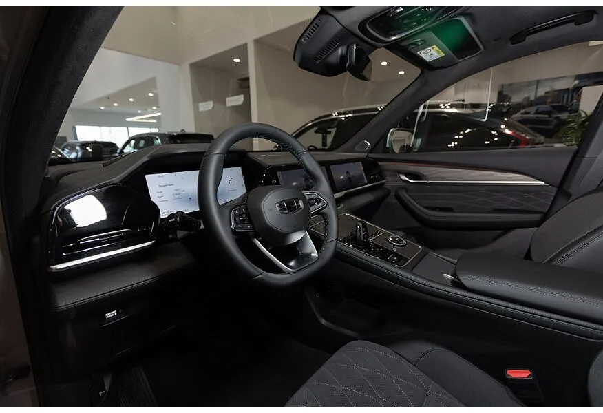 Geely Monjaro 2.0T 8AT 4WD (238 л.с.) Flagship Серебристый в АВИЛОН. Слайд №15