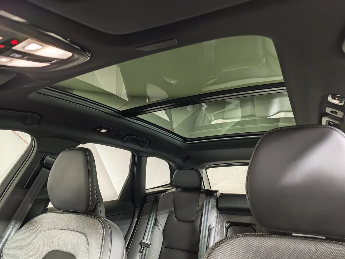 Volvo XC60 2.0 AT AWD (249 л.с.) Deluxe Edition Черный в АВИЛОН. Слайд №23