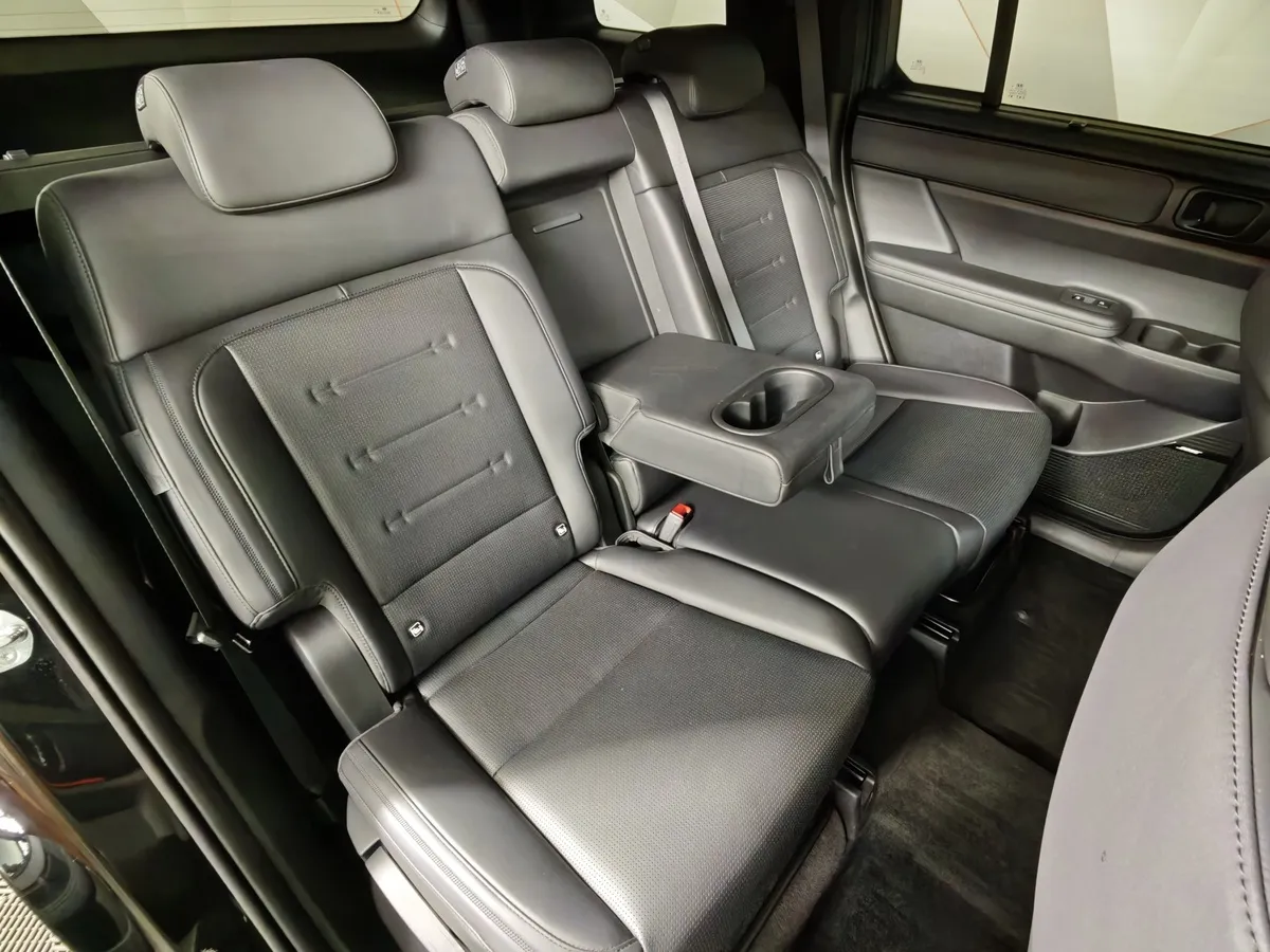 Hyundai Santa Fe 2.5 T-GDI 8DCT 4WD 6 seats (281 л.с.) Calligraphy Черный в АВИЛОН. Слайд №17