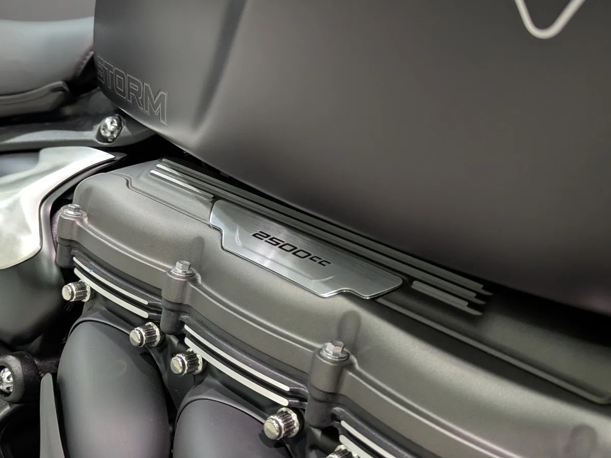 Triumph Rocket 3 2458 см³ (167 л.с.) (167) 2458 Оранжевый в АВИЛОН. Слайд №9