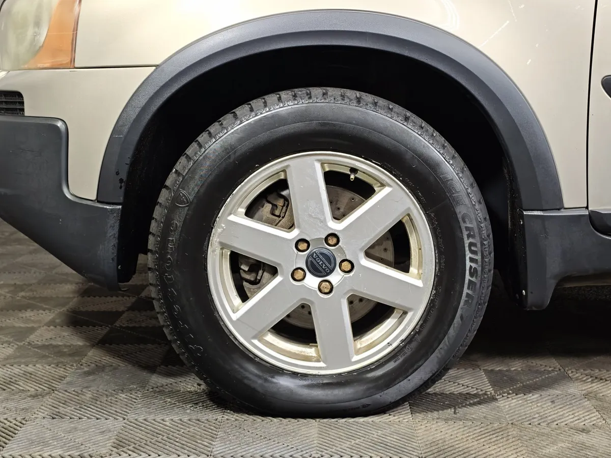 Volvo XC90 2.5 T5 Geartronic AWD (5 мест) (210 л.с.) Бежевый в АВИЛОН. Слайд №9