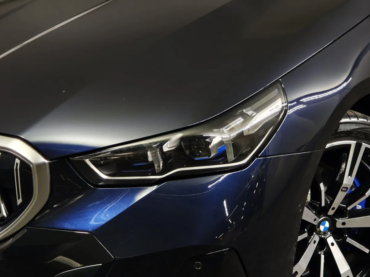 BMW 5 серия 530i xDrive AT (252 л.с.) Синий в АВИЛОН. Слайд №8