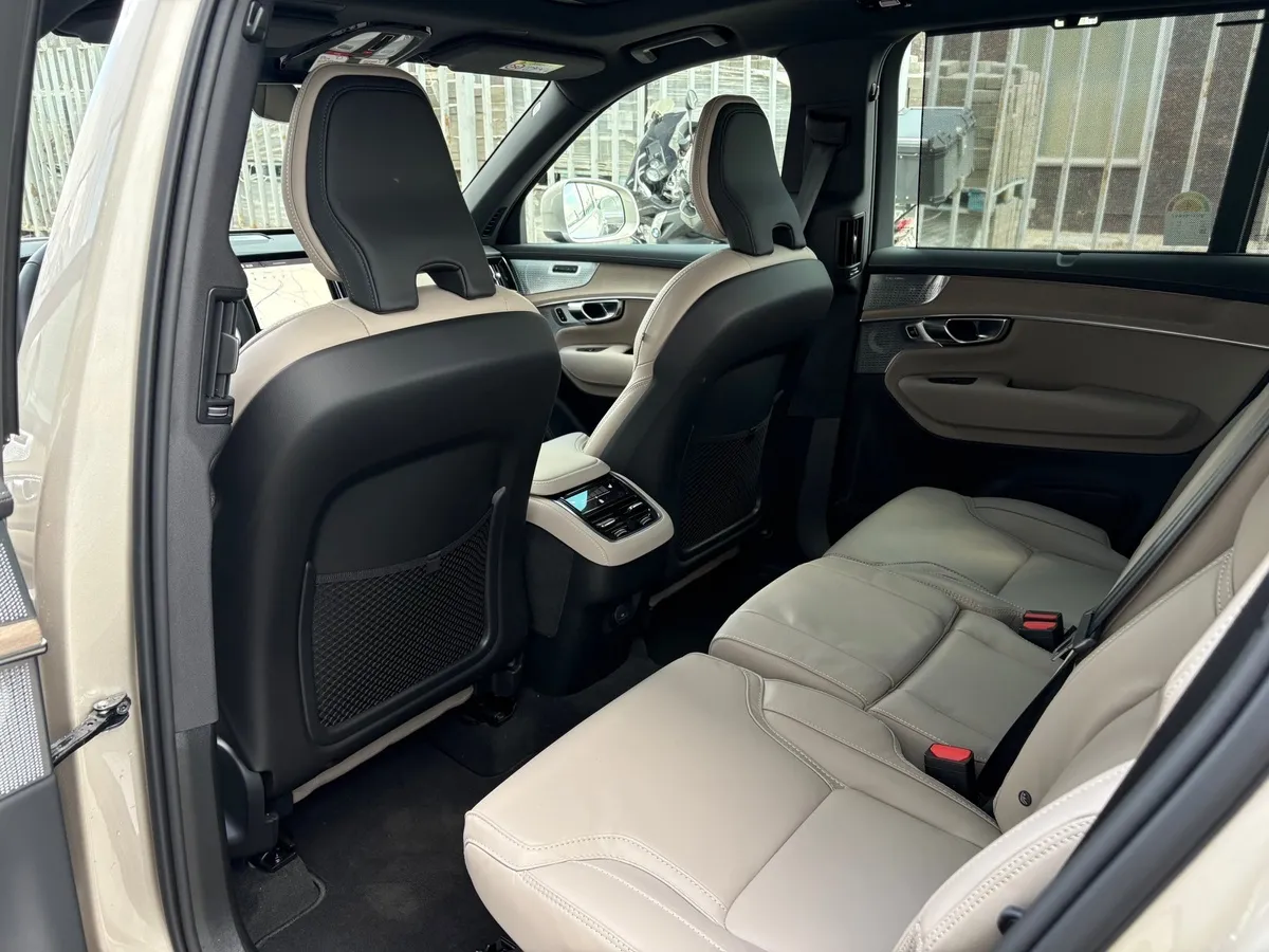 Volvo XC90 2.0 B6 mild hybrid AT AWD (7 мест) (300 л.с.) Ультра темный Серебристый в АВИЛОН. Слайд №2