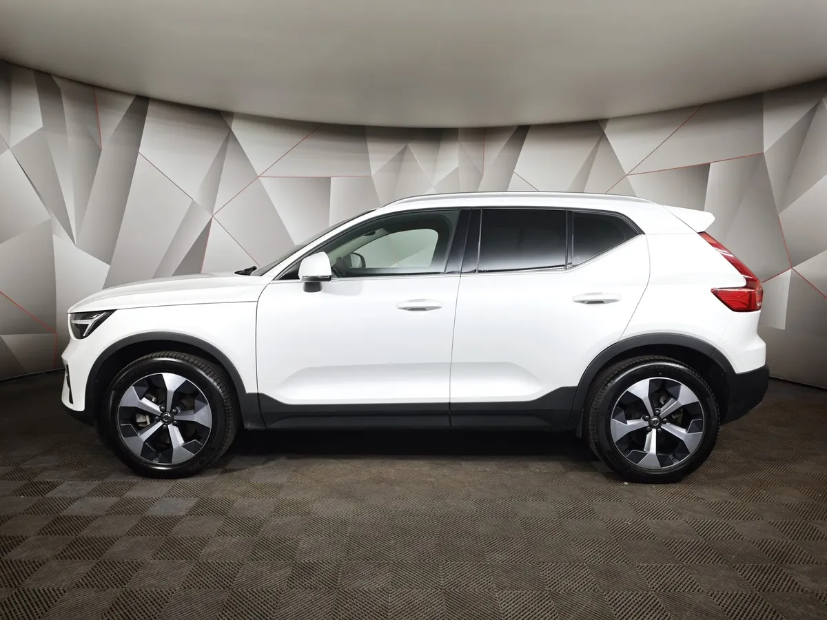 Volvo XC40 2.0 B4 AT AWD (190 л.с.) Deluxe Белый в АВИЛОН. Слайд №5