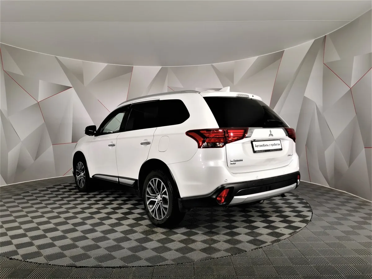 Mitsubishi Outlander 2.4 MIVEC CVT 4WD 7 мест (167 л.с.) Ultimate Белый в АВИЛОН. Слайд №4