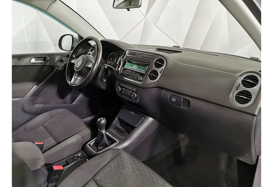 Volkswagen Tiguan 1.4 TSI BlueMotion MT (122 л.с.) Allstar Серебристый в АВИЛОН. Слайд №13