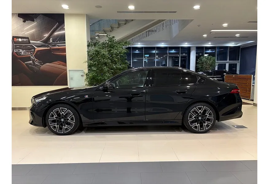 BMW 5 серия 520d xDrive AT (197 л.с.) Черный в АВИЛОН. Слайд №2