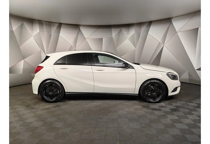 Mercedes-Benz A-Класс A 180 7G-DCT (122 л.с.) Особая серия Белый в АВИЛОН. Слайд №6