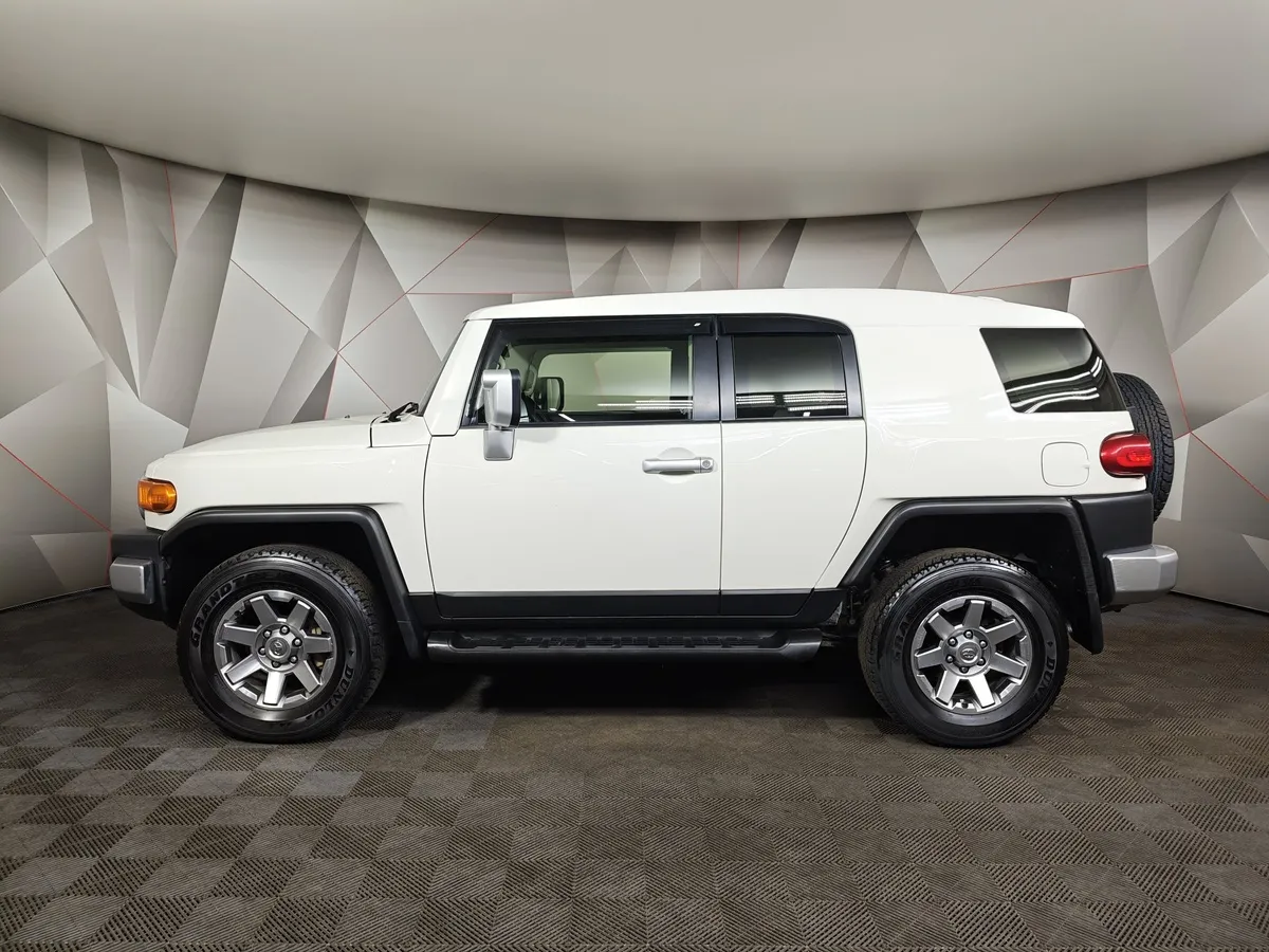 Toyota FJ Cruiser 4.0 AT 4WD (276 л.с.) Белый в АВИЛОН. Слайд №5