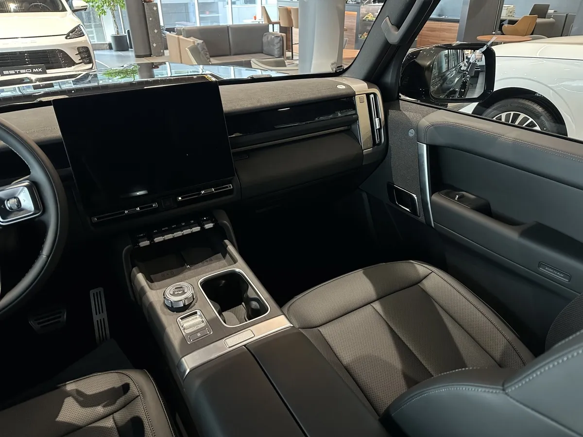 ESTEO V27 1.5h REEV AT 4WD (456 л.с.) Премиум Черный в АВИЛОН. Слайд №6