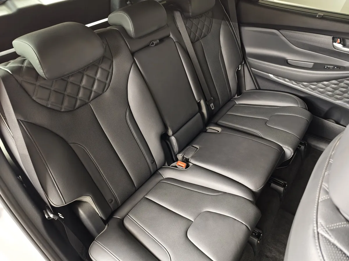 Hyundai Santa Fe 2.2 CRDi AWD 8AT (200 л.с.) High-Tech Белый в АВИЛОН. Слайд №17