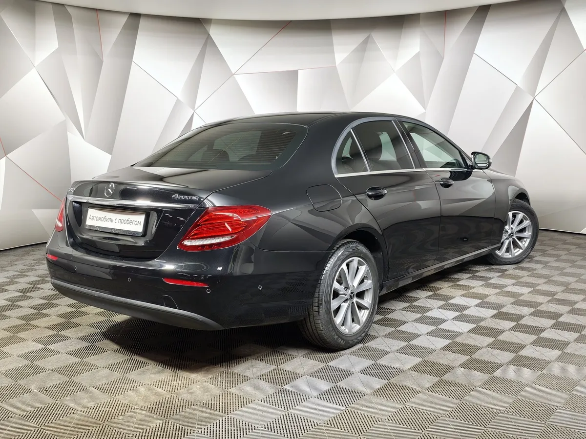 Mercedes-Benz E-Класс E 200 4MATIC 9G-TRONIC (184 л.с.) Premium Черный в АВИЛОН. Слайд №2