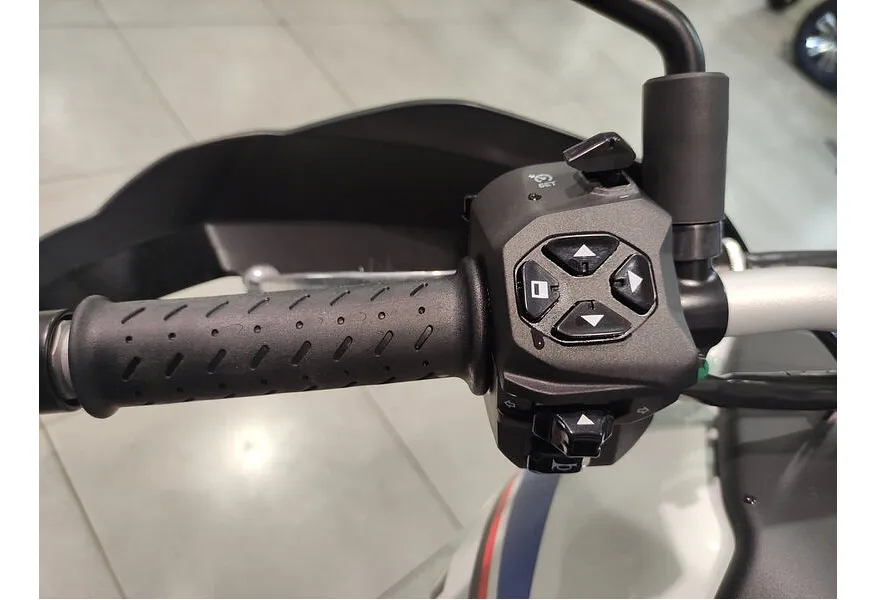 АВИЛОН - Aprilia Tuareg 660 659 см³ (47 л.с.) (47) 659 Белый - slide 8