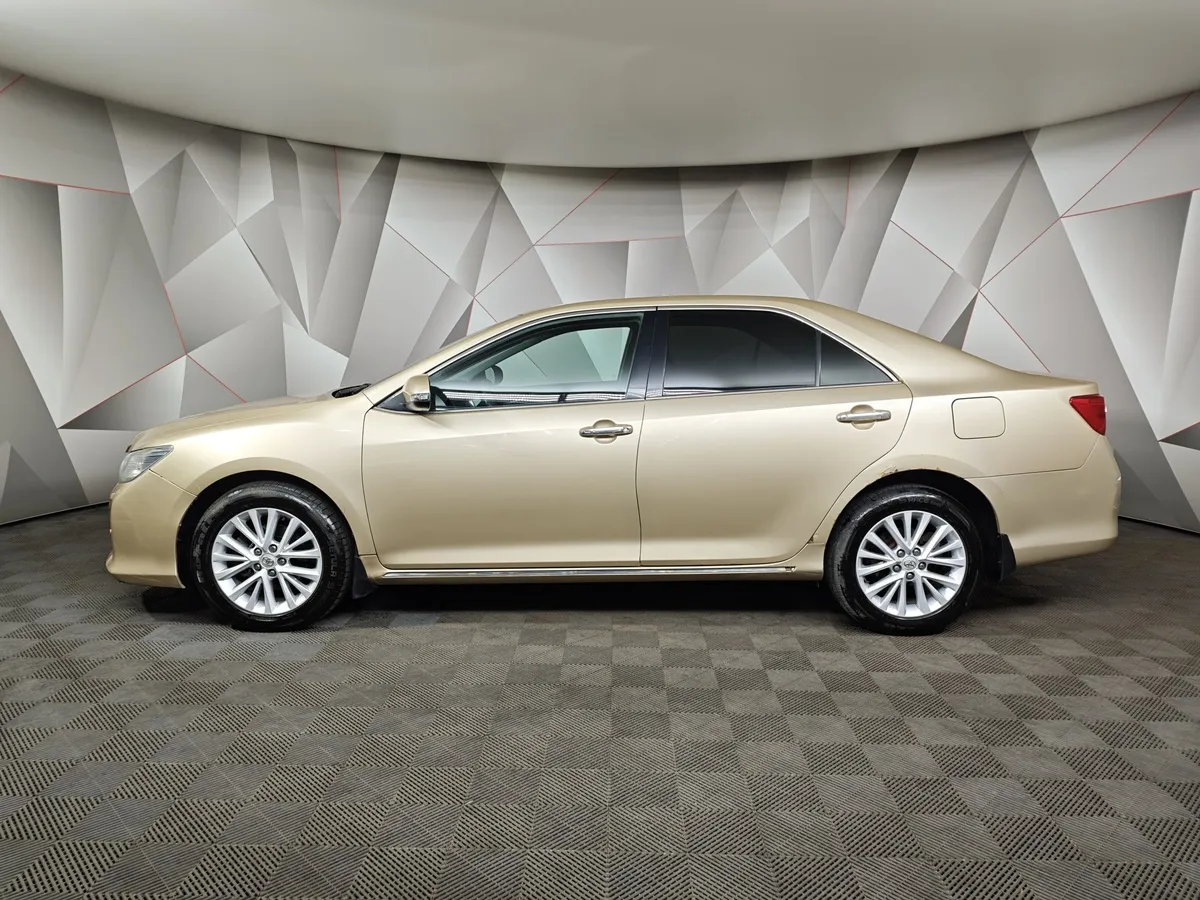 Toyota Camry 2.5 AT (181 л.с.) Бежевый в АВИЛОН. Слайд №5