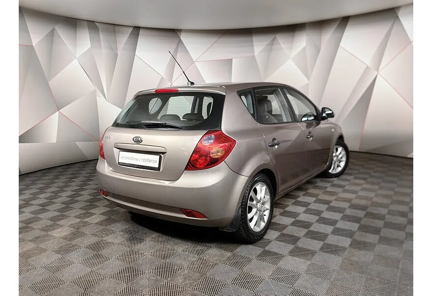 Kia Ceed 1.4 MT (109 л.с.) Бежевый в АВИЛОН. Слайд №2