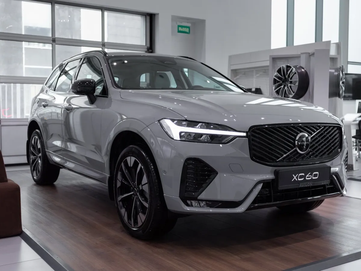 Volvo XC60 2.0 B5 8AT AWD (250 л.с.) Ultra Dark Серый в АВИЛОН. Слайд №2