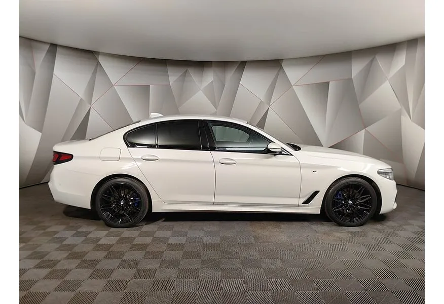 BMW 5 серия 530d xDrive Steptronic (249 л.с.) Base (Локальная сборка) Белый в АВИЛОН. Слайд №6