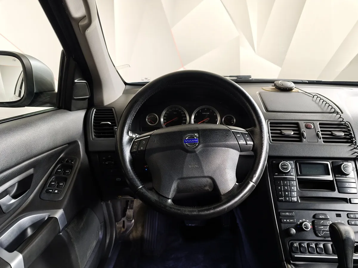 Volvo XC90 2.5 T5 Geartronic AWD (5 мест) (210 л.с.) Серебристый в АВИЛОН. Слайд №18