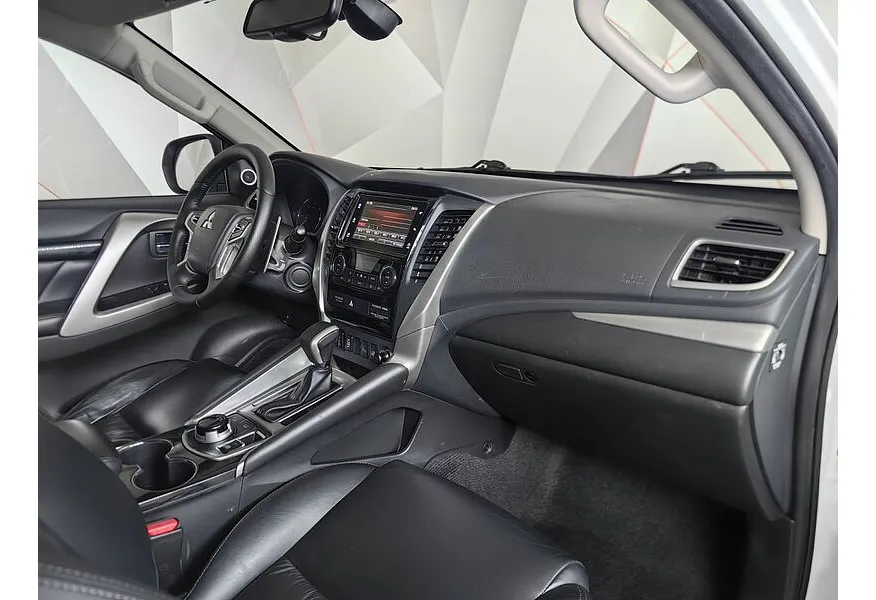 Mitsubishi Pajero Sport 2.4 DI-D AT AWD (181 л.с.) Белый в АВИЛОН. Слайд №13 Mitsubishi Pajero Sport 2.4 DI-D AT AWD (181 л.с.) Белый в АВИЛОН. Слайд №13