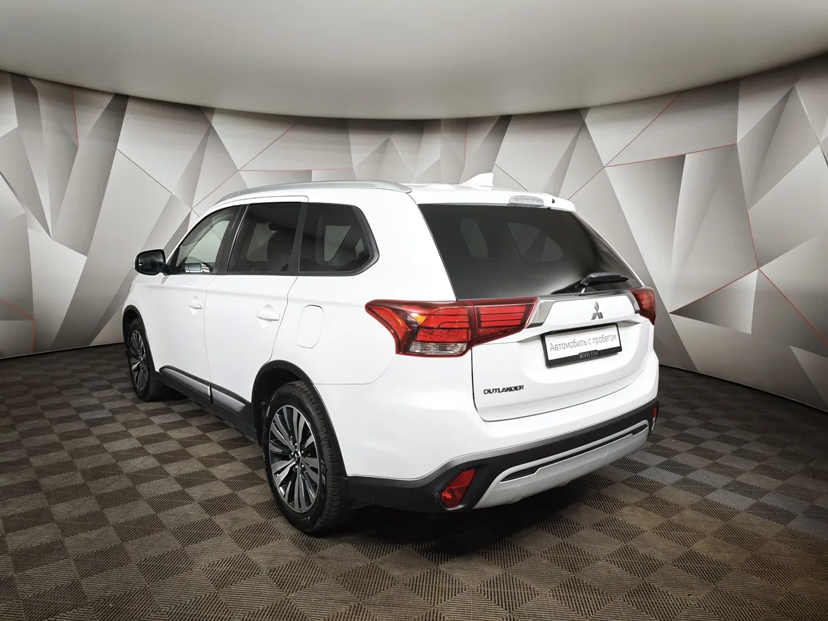Mitsubishi Outlander 2.0 CVT (146 л.с.) Invite Белый в АВИЛОН. Слайд №4