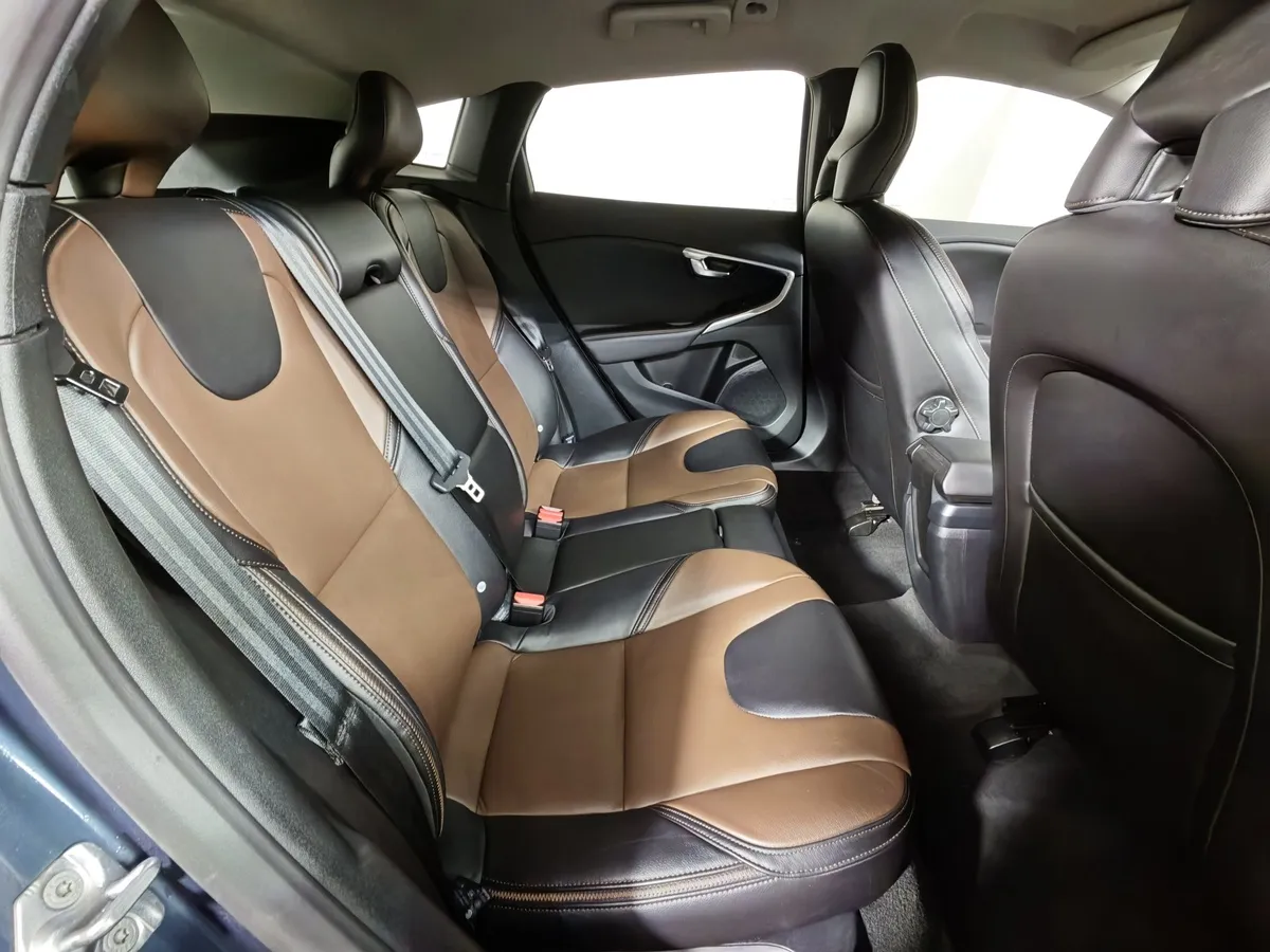 Volvo V40 1.5 T3 Drive-E Geartronic (152 л.с.) Kinetic Голубой в АВИЛОН. Слайд №16