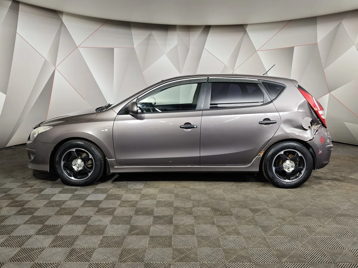 Hyundai i30 1.6 AT (126 л.с.) Коричневый в АВИЛОН. Слайд №5