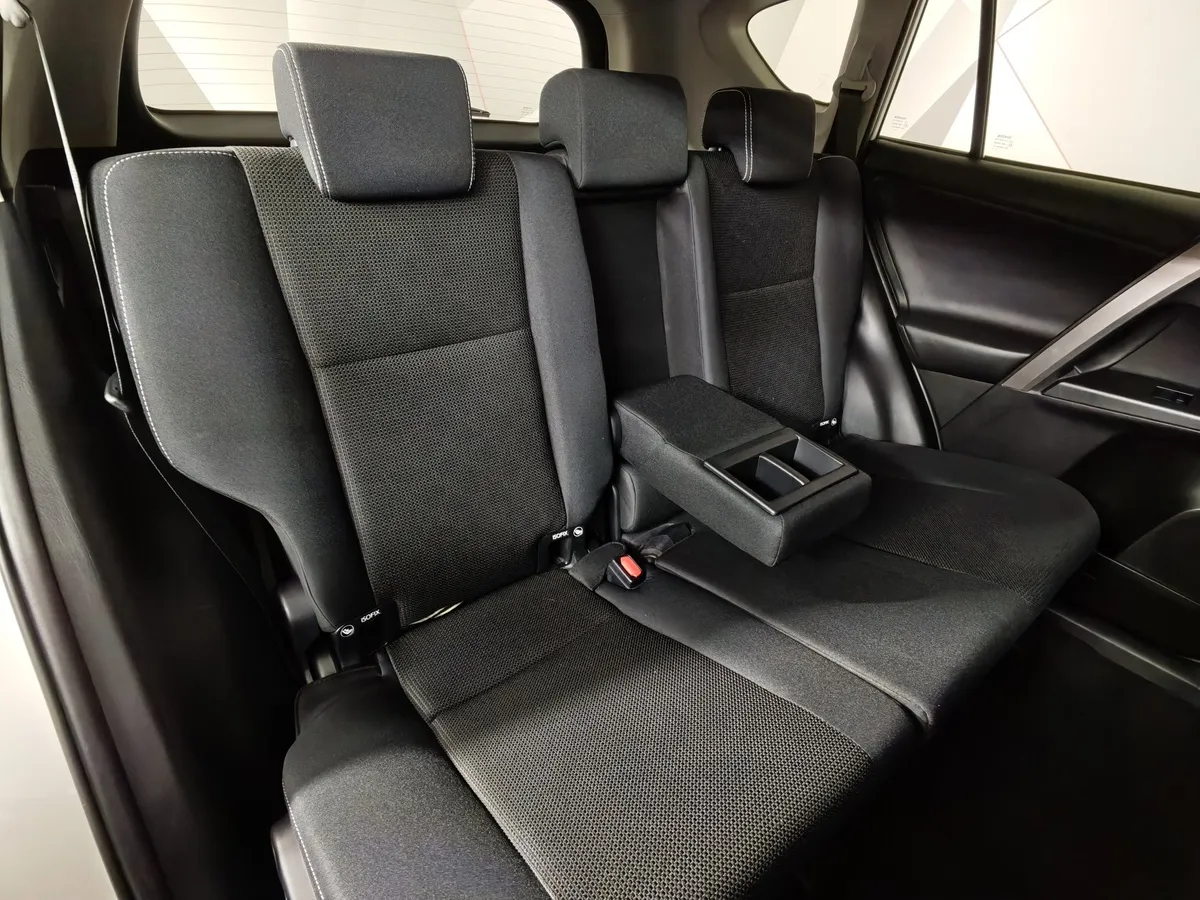 Toyota RAV4 2.5 AT 4WD (180 л.с.) Престиж Белый в АВИЛОН. Слайд №17