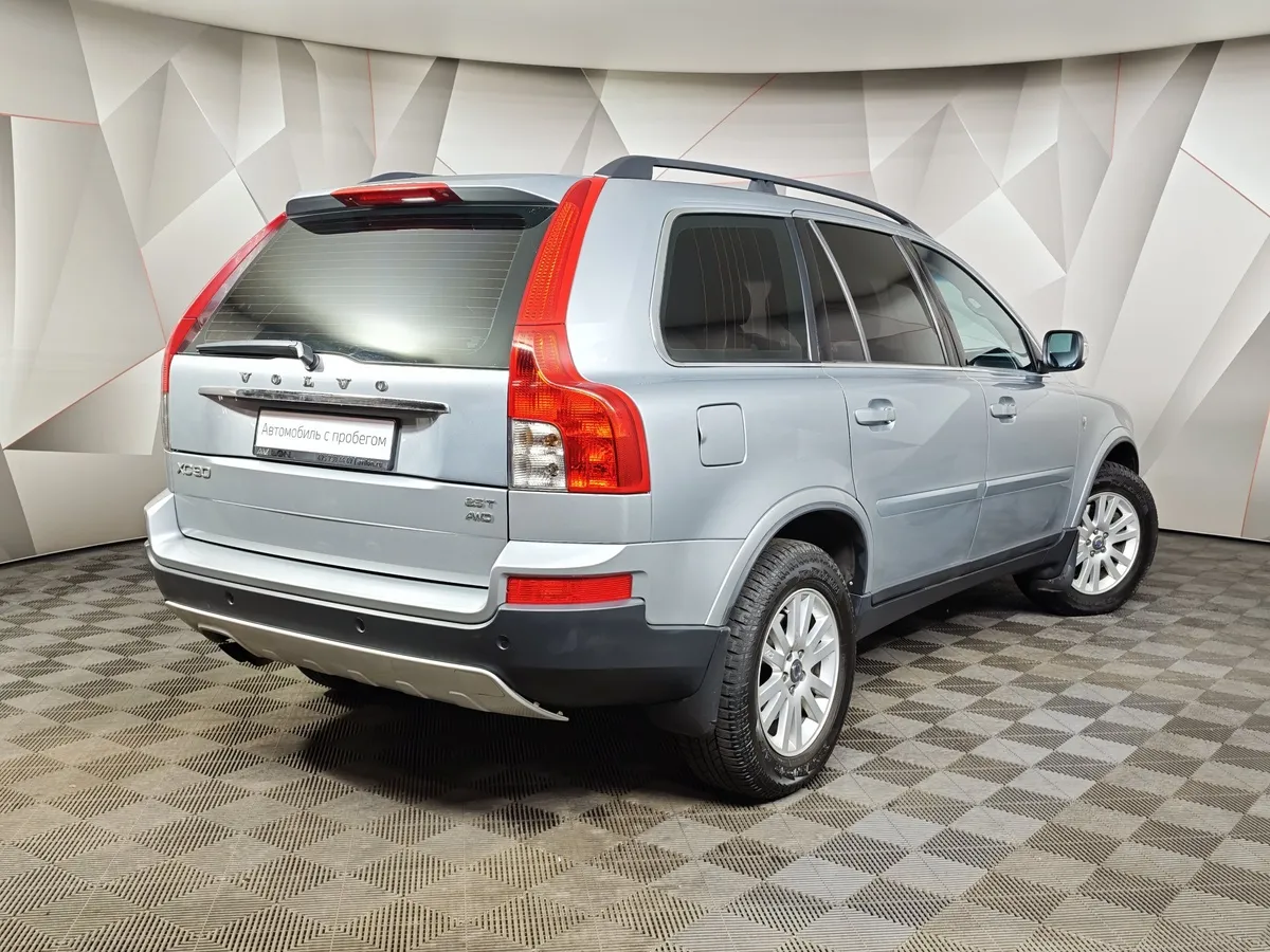 Volvo XC90 2.5 T5 Geartronic AWD (5 мест) (210 л.с.) Серебристый в АВИЛОН. Слайд №2