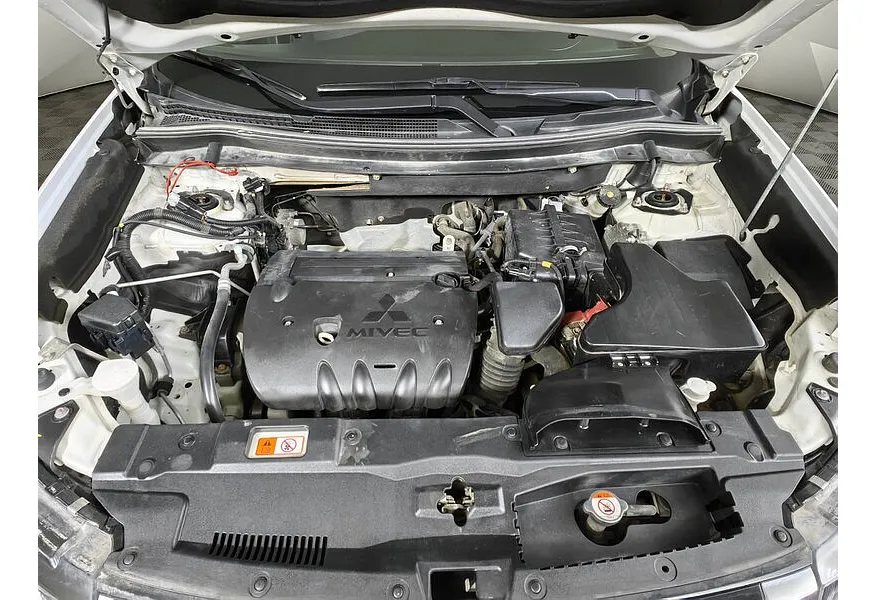 Mitsubishi Outlander 2.0 CVT 4WD (146 л.с.) Белый в АВИЛОН. Слайд №10