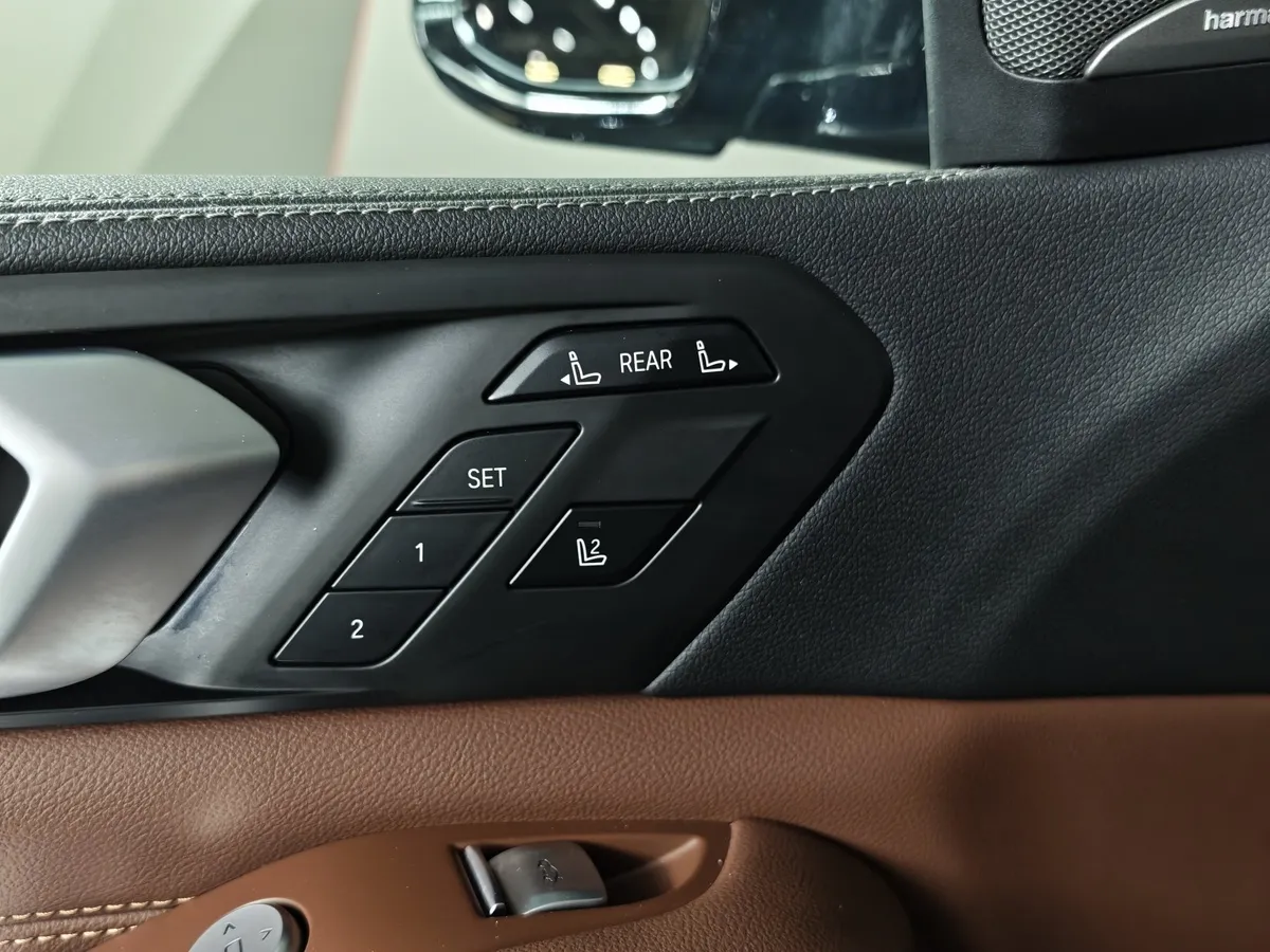 BMW X7 xDrive40i Steptronic (340 л.с.) Черный в АВИЛОН. Слайд №17